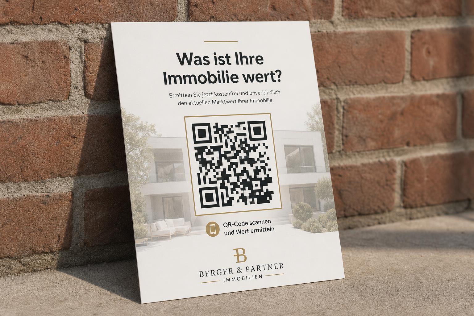 Postkarte & Aufkleber mit QR-Code — Beispiel-Mockup für Makler-Lead-Generierung
